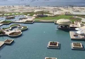 Soggiorno mare presso l' Hotel Marriott Salalah Oman, foto della piscina e sullo sfondo il Mar Arabico