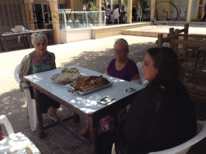 Foto di Salalah, pranzo in ristorante al mercato del pesce. Manuela con colleghe italiane, che lavorano in Oman del sud, nel Dhofar.