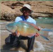 Pesca nelle Isole del Sud Oman, Oceano Indiano, famose per la pesca del G.T.. Foto di una cattura da salt fly fishing dalla costa dell' isola dei pescatori.
