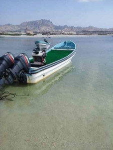 Pesca nelle Isole del Sud Oman, Oceano Indiano, famose per la pesca del G.T.. Foto di una barca predisposta per il salt fly fishing.