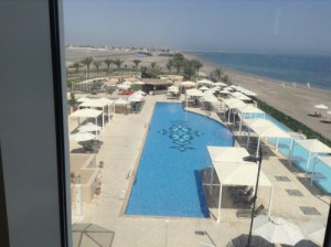 Soggiorno mare Oman, hotel Millennium Muscat. Foto di una piscina e del mare da una camera dell' hotel.